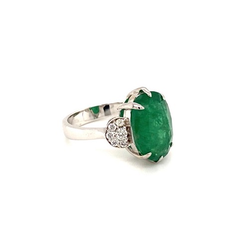 311 - 18k white gold ring with 7.07ct oval Zambian green emerald and 0.20ct diamonds (G/I, SI), weight 6.8... 