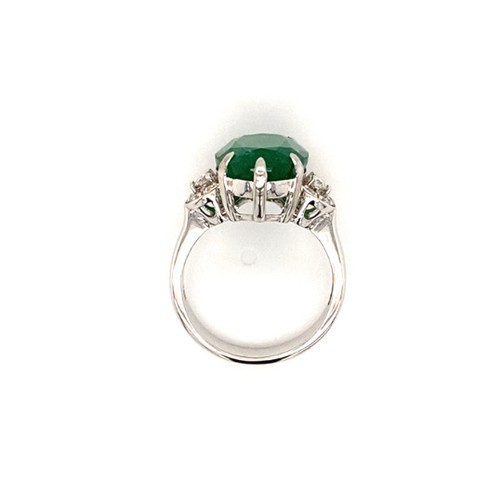 311 - 18k white gold ring with 7.07ct oval Zambian green emerald and 0.20ct diamonds (G/I, SI), weight 6.8... 