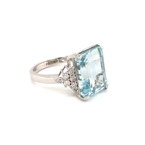 309 - 18k white gold ring with 9.30ct emerald shaped Aquamarine and 0.35ct diamonds (G/I, SI), weight 5.79... 