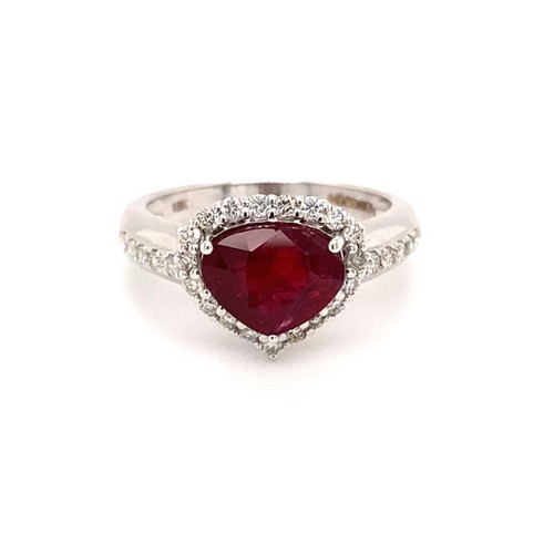 305 - 18k white gold ring with 2.30ct trillion shaped Mozambique ruby halo and 0.38ct diamonds (G/I, SI), ... 