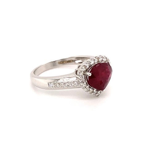 305 - 18k white gold ring with 2.30ct trillion shaped Mozambique ruby halo and 0.38ct diamonds (G/I, SI), ... 