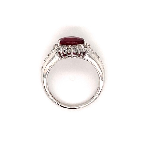 305 - 18k white gold ring with 2.30ct trillion shaped Mozambique ruby halo and 0.38ct diamonds (G/I, SI), ... 