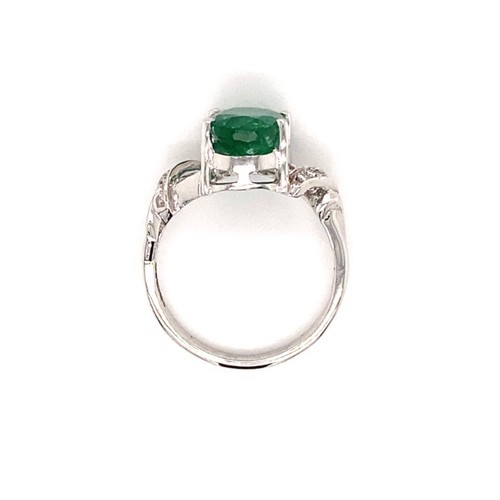 303 - 18k white gold ring with 3.4ct Zambian oval green emerald and twisted shoulder side diamonds (G/I, S... 