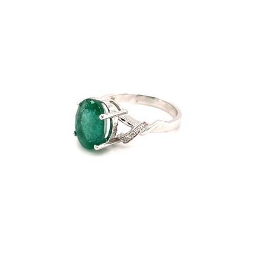 303 - 18k white gold ring with 3.4ct Zambian oval green emerald and twisted shoulder side diamonds (G/I, S... 