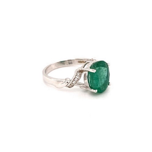 303 - 18k white gold ring with 3.4ct Zambian oval green emerald and twisted shoulder side diamonds (G/I, S... 