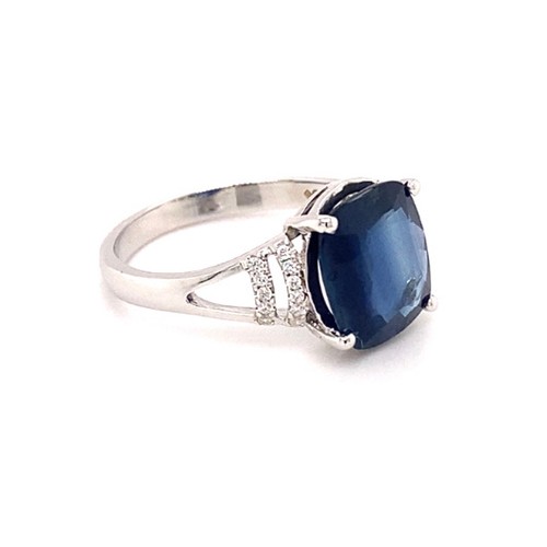 299 - 18K white gold ring with 3.40ct cushion Thai blue sapphire and 0.13ct diamonds (G/I, SI), weight 3.2... 