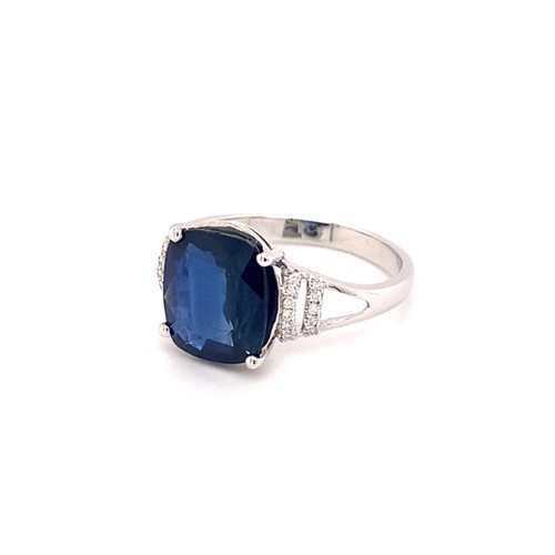 299 - 18K white gold ring with 3.40ct cushion Thai blue sapphire and 0.13ct diamonds (G/I, SI), weight 3.2... 