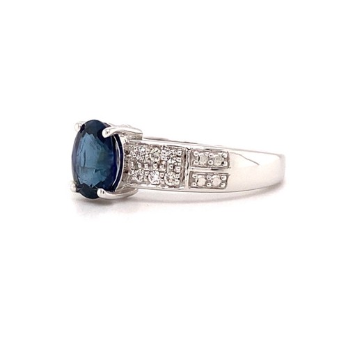 293 - 18k white gold ring with 1.20ct oval natural dark blue sapphire (Madagascar) and 0.10ct diamond shou... 