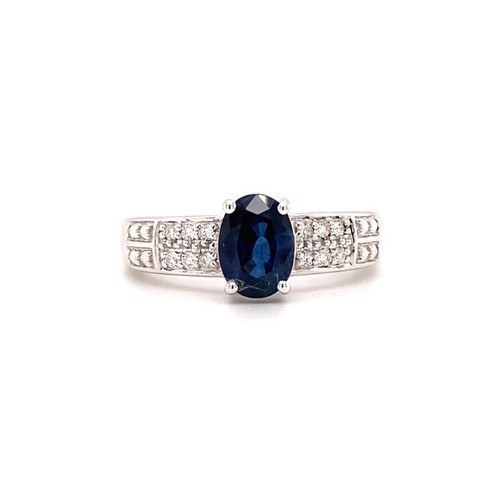 293 - 18k white gold ring with 1.20ct oval natural dark blue sapphire (Madagascar) and 0.10ct diamond shou... 