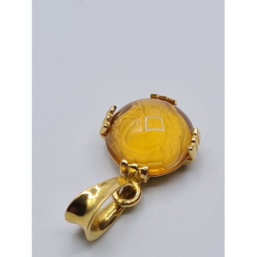 613 - Tiger eye pendant set in 18ct gold, weight 4.5g