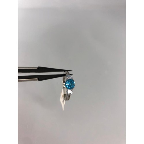 648 - Silver ring with topaz and CZ, weight 2.5g (ecn168)