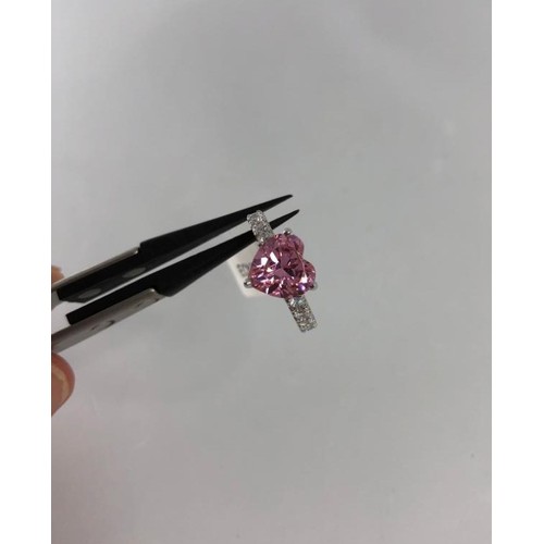 650 - Silver ring with pink heart CZ, size J and weight 4.4g (ecn707)