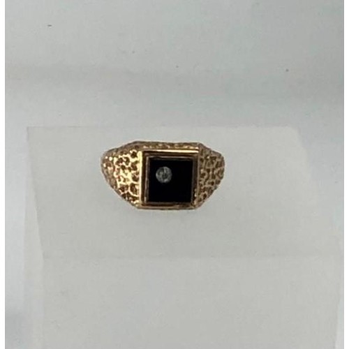 562 - 9k yellow gold ring with Onyx, weight 3.88g and size R