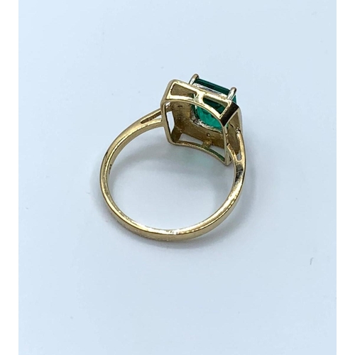 76 - A hallmarked 9c gold ring with a synthetic emerald, size: O, weight: 4g