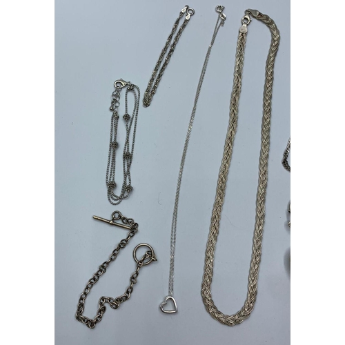 156 - Assorted silver, which may include Tiffany. Weight 60g