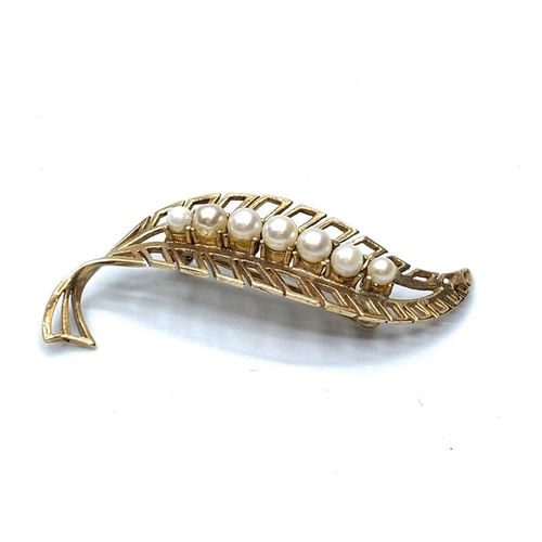 359 - 9ct gold brooch with pearls, weight 3.77g