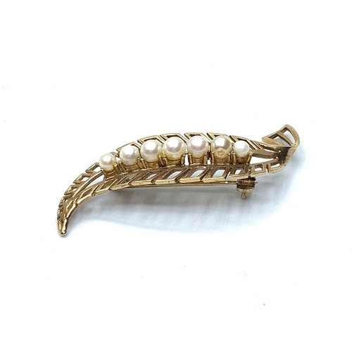 359 - 9ct gold brooch with pearls, weight 3.77g