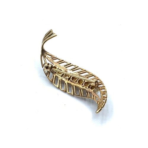 359 - 9ct gold brooch with pearls, weight 3.77g