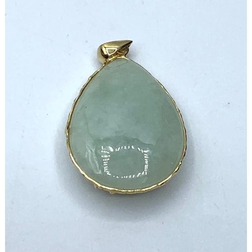 400 - Jade pendant set in gold, weight 5.5g