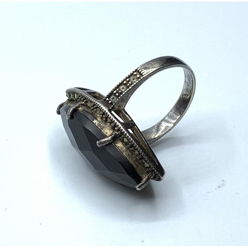 431 - Large black onyx ring, size P-Q