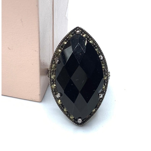 431 - Large black onyx ring, size P-Q