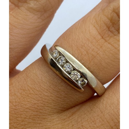 501 - 18ct Gold Ring with 25ct Diamonds, 3.97g, Size M/N.