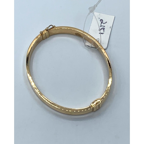 123 - 18ct Gold Bangle in Gucci Style, 9g.