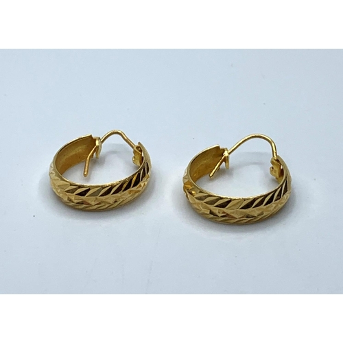 255 - 22ct gold earrings, weight 3g