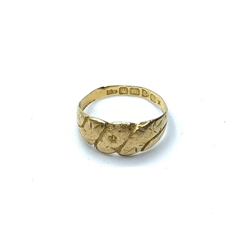 614 - 18ct gold antique ring. Hallmark for Edward Vaughton Chester 1909. Floral work to top. Rubbed ageing... 