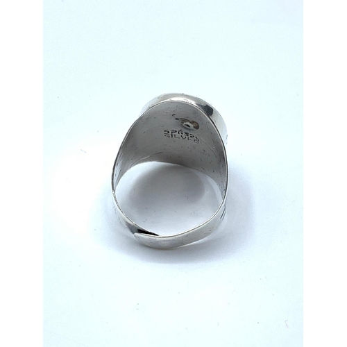 654 - Large silver ring with glossy dark grey stone to top. Engraved pattern to shoulders. Size T currentl... 