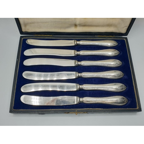 548 - Set of 6 silver handled fruit knives. Clear hallmark for Walker & Hall Sheffield 1923. Original sati... 