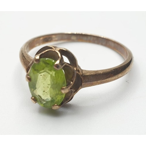 612 - 9ct gold stone set ring. Having large faceted oval periodt set in six claw mount. Clear hallmark for... 