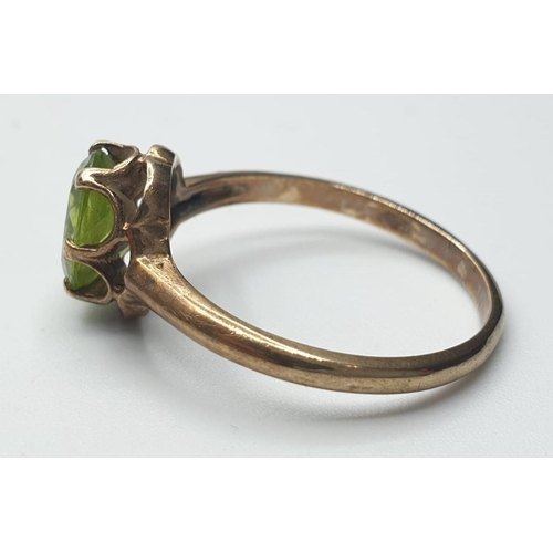 612 - 9ct gold stone set ring. Having large faceted oval periodt set in six claw mount. Clear hallmark for... 