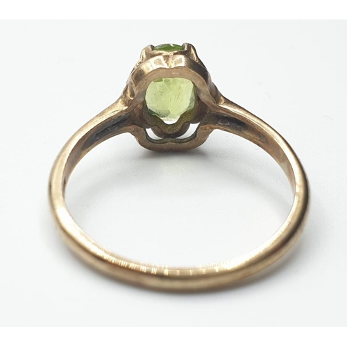 612 - 9ct gold stone set ring. Having large faceted oval periodt set in six claw mount. Clear hallmark for... 