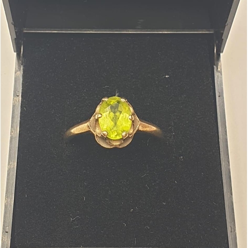 612 - 9ct gold stone set ring. Having large faceted oval periodt set in six claw mount. Clear hallmark for... 