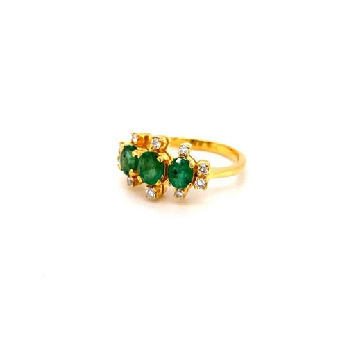 800 - 21K YELLOW GOLD EMERALD TRILOGY RING AND DIAMOND, 1.5CT OVAL NATURAL EMERALD (SI), WEIGHT 4.58G AND ... 