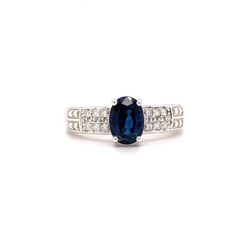 803 - 18K WHITE GOLD SAPPHIRE AND DIAMOND RING, 1.20CT OVAL DARK BLUE SAPPHIRE AND DOUBLE ROW SHOULDER DIA... 