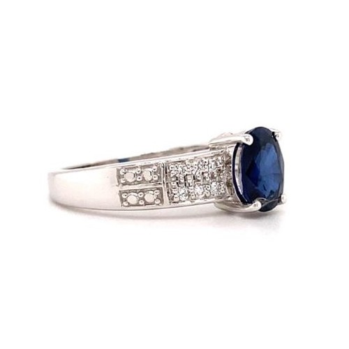 803 - 18K WHITE GOLD SAPPHIRE AND DIAMOND RING, 1.20CT OVAL DARK BLUE SAPPHIRE AND DOUBLE ROW SHOULDER DIA... 