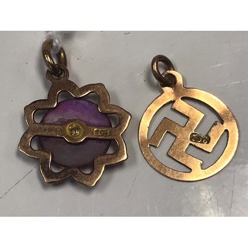 149 - 2x 9ct gold Swastika pendants (2)