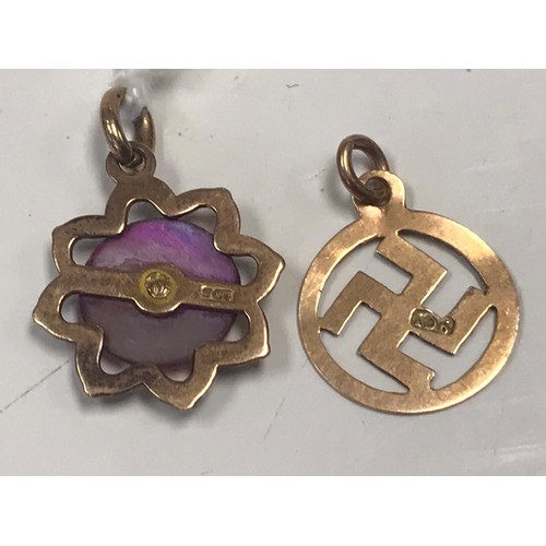 149 - 2x 9ct gold Swastika pendants (2)