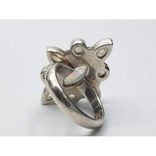 542 - Silver & Moonstone Ring Having a Large Centre Stone and 9 Smaller Stones Surrounding it, 6.9g, Size ... 