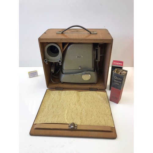 522 - 1950s slide projector in wooden carrying case