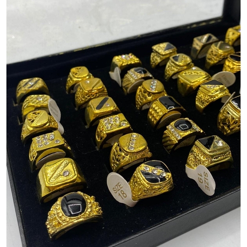 471 - 34 x Men's costume RINGS in box.