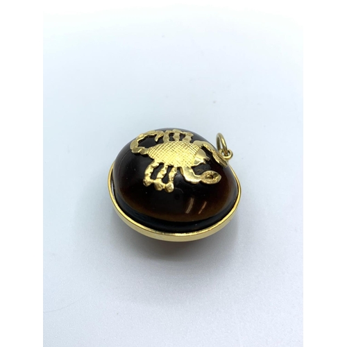 83 - 18ct gold scorpion pendant, 7.1g weight and 2.5cm diameter