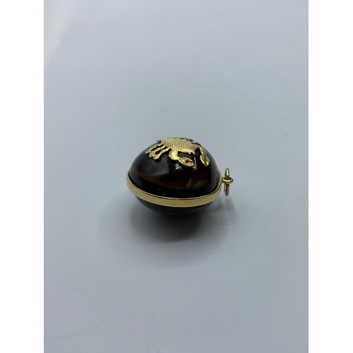 83 - 18ct gold scorpion pendant, 7.1g weight and 2.5cm diameter