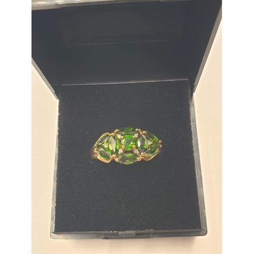 198 - 9ct gold ring having large green diopside coloured stones in cluster setting.
Full UK hallmark for 9... 