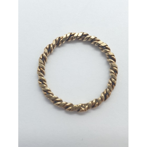 407 - 9ct gold twist ring, weight 1.2g and size L