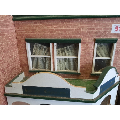 91 - Dolls house 62cm high, 60cm wide and 29cm deep with opening front and rood plus a large amount of do... 