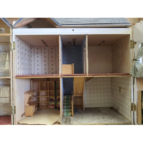 91 - Dolls house 62cm high, 60cm wide and 29cm deep with opening front and rood plus a large amount of do... 