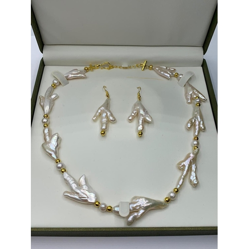 48 - A very unusual Keshi pearls necklace and earrings set in the shape of bird’s
feet. In a presentation... 